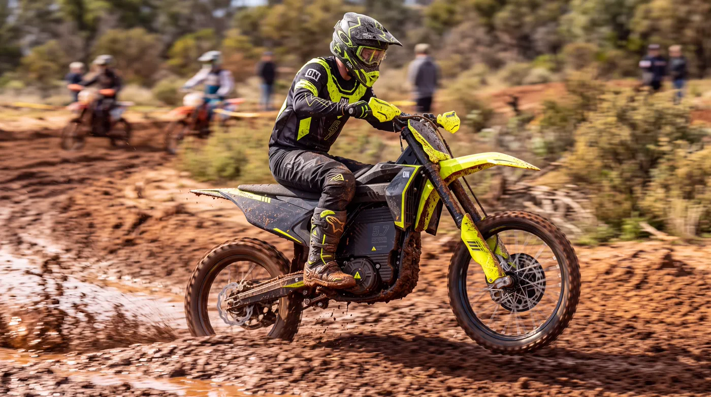 OZY.e 45i on the motocross track